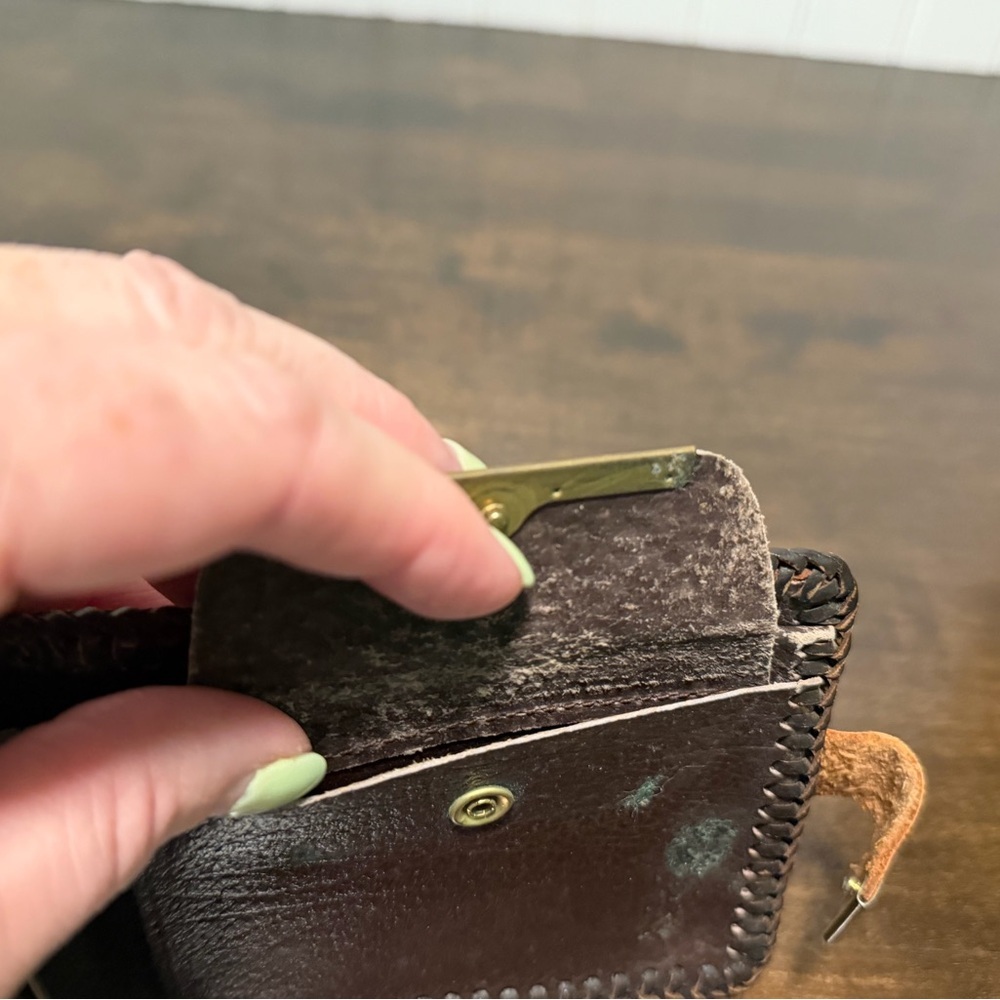 Vintage men’s leather wallet billfold. Bifold wallet. Embossed leather. Dogwood - Picture 6 of 7
